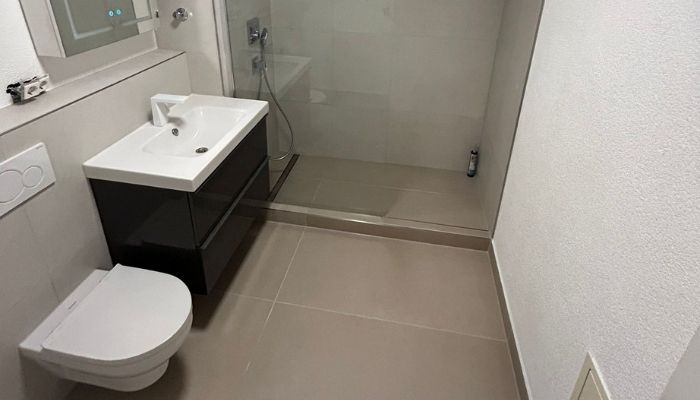 Badsanierung in Stuttgart – modernes Badezimmer von Ausic Bau