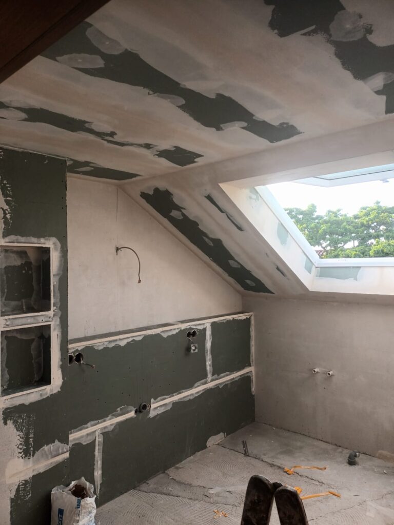 Verspachtelter Trockenbau mit Vorwandinstallation für Bad im Dachgeschoss Stuttgart