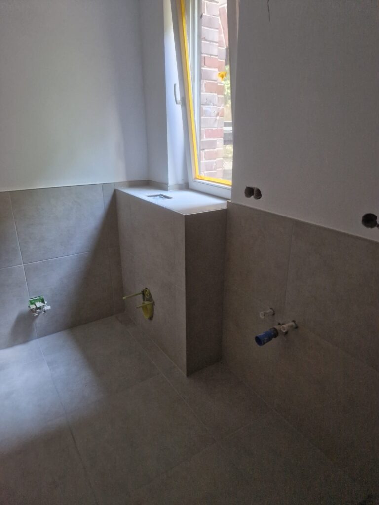 Gefliester Fensterbereich mit Anschlüssen für den Waschtisch in Stuttgart